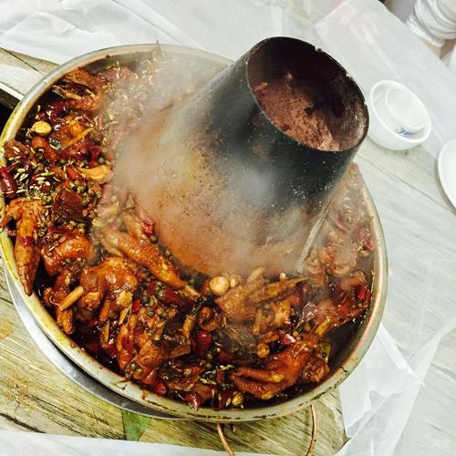 麻辣火锅鸡：让你大开味蕾享受麻辣风味的火锅鸡美食