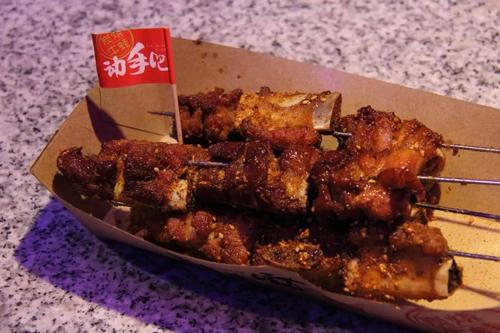 美味烤气锅排骨：口感酥脆，肉质鲜嫩，快来尝一尝！