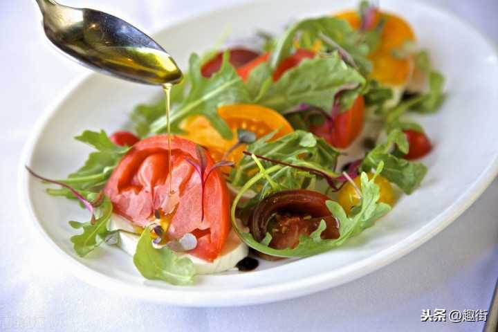 橄榄油的健康食用方法：美食烹饪、沙拉调味和独特功效！