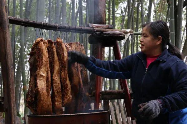 看起来黑黑的吃起来香香的永康这个美食开始制作