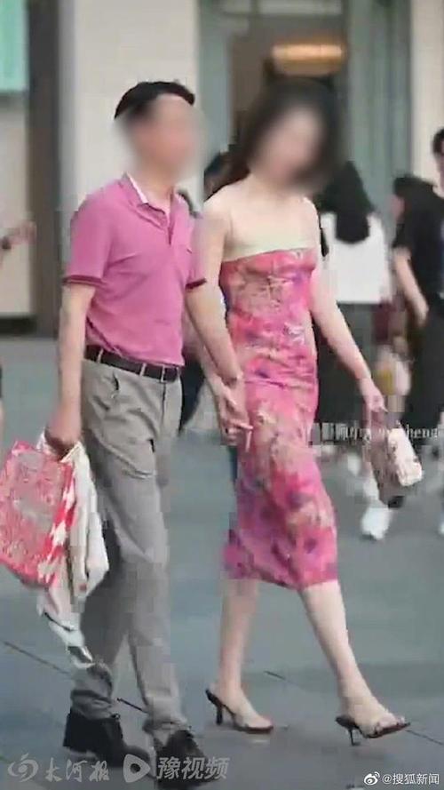 成都春熙路“牵手门”男女被扒的裤衩不剩鹤立鸡群的美有毒