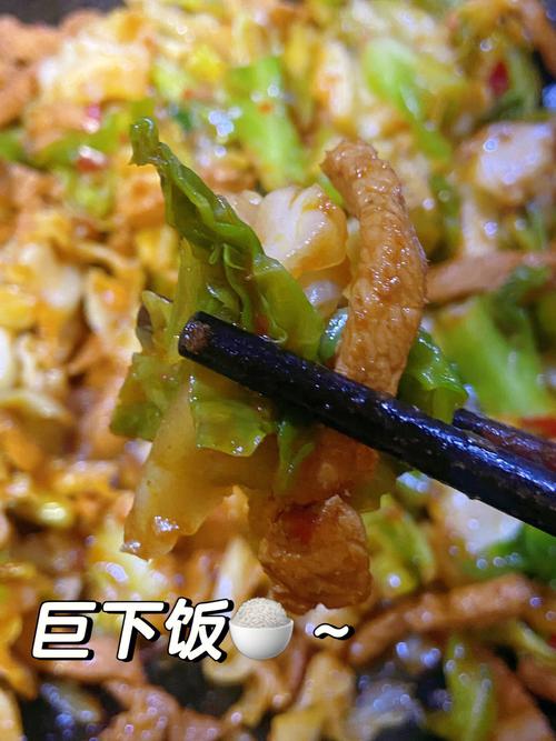 干锅手撕包菜的家常做法脆爽入味香辣过瘾和饭店的一样好吃