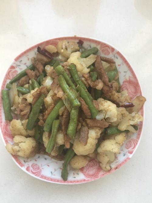 菜花炒肉做法_豆角菜花炒肉做法