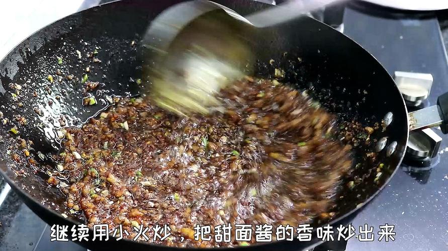 超级简单又美味！学会如何制作香喷喷炸酱面，让你立马成为家庭大厨