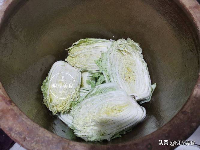 东北酸菜的简易做法不用大缸30天就能吃献给住楼房的朋友们