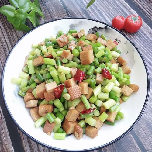 美食推荐青椒豆腐干黄豆酱炒花蛤芦笋炒腊肠的做法