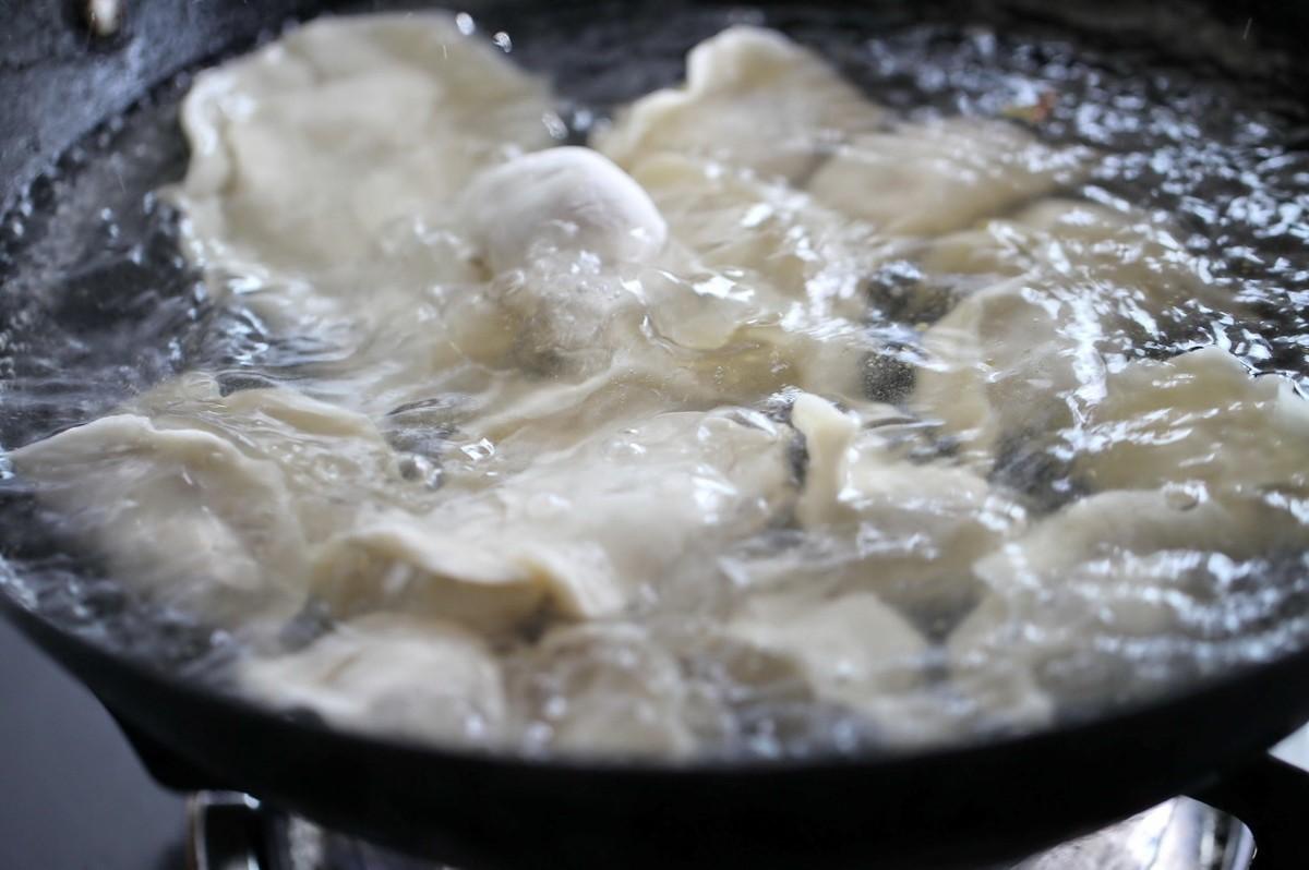 怎么煮饺子_怎么煮饺子不粘锅不破皮