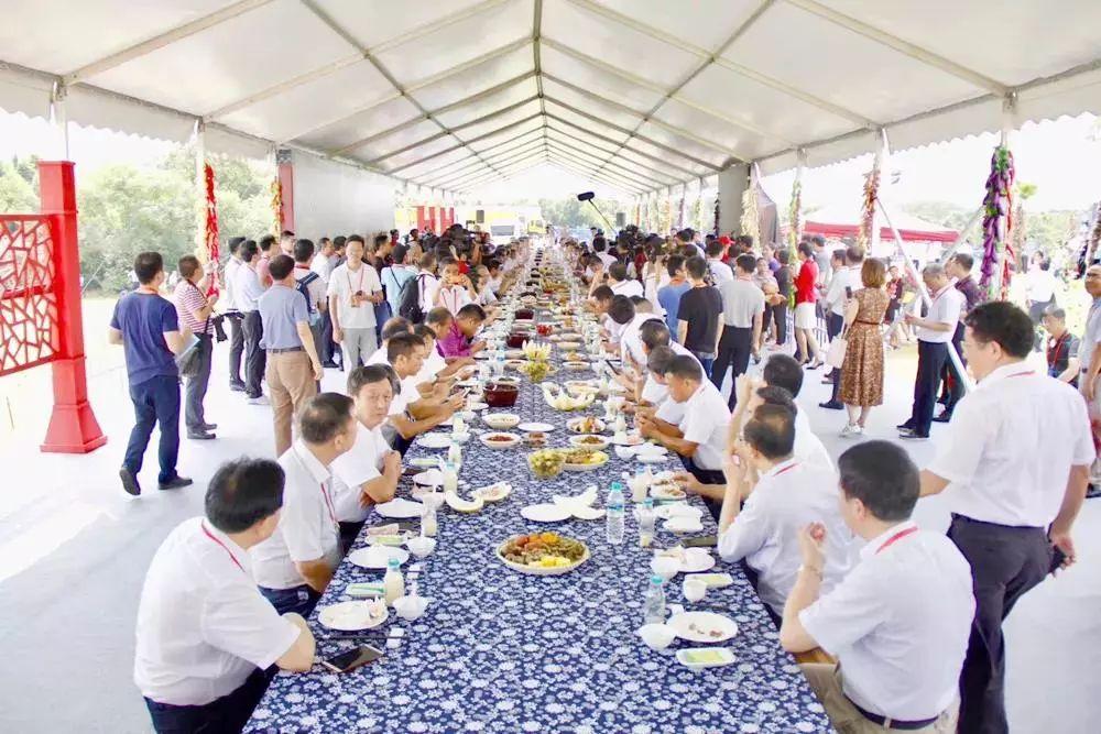 百米长桌宴美食市集巨型玫瑰花束 长春莲花山 美食露营节开启