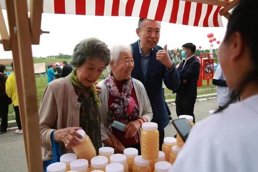 百米长桌宴美食市集巨型玫瑰花束 长春莲花山 美食露营节开启