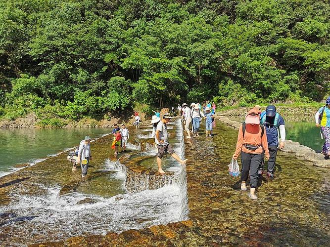 踩水露营烧烤…清凉一“夏”感受多彩的威远石板河