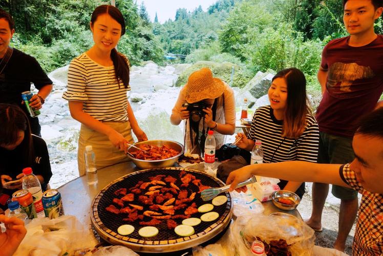 踩水露营烧烤…清凉一“夏”感受多彩的威远石板河