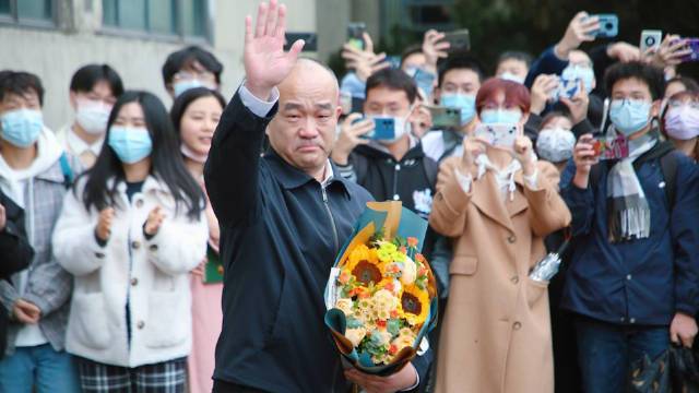 窦贤康挥泪告别武汉大学