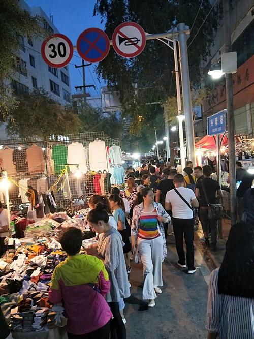 青海西宁特色美食街 夏夜好热闹