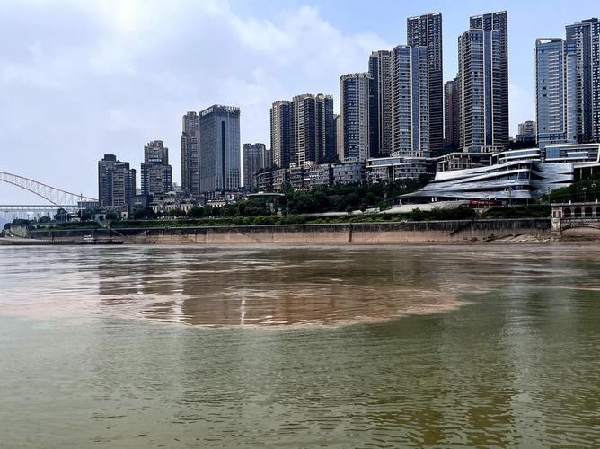 嘉陵江洪峰过境重庆像“猛兽”两江交汇朝天门再现鸳鸯火锅盛景