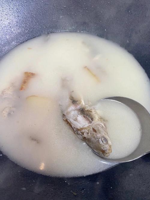 鲫鱼汤做法_发奶鲫鱼汤做法