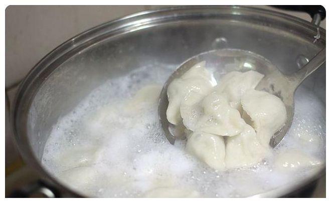 煮饺子用冷水还是热水_煮饺子用冷水还是热水?一个视频告诉你