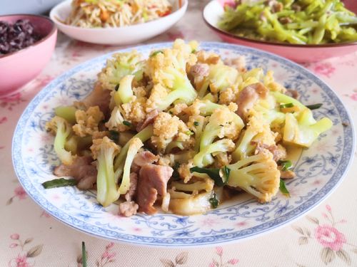 菜花炒肉_菜花炒肉菜花用焯水吗