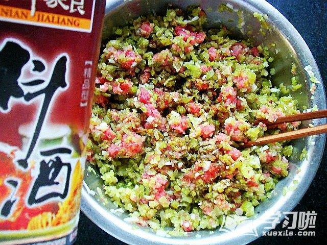 芹菜饺子馅的做法_大肉芹菜饺子馅的做法