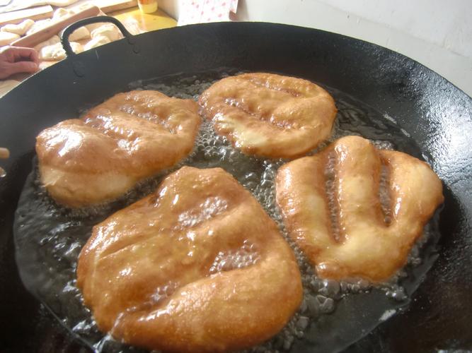 油饼的家常做法_怎样炸油饼的家常做法