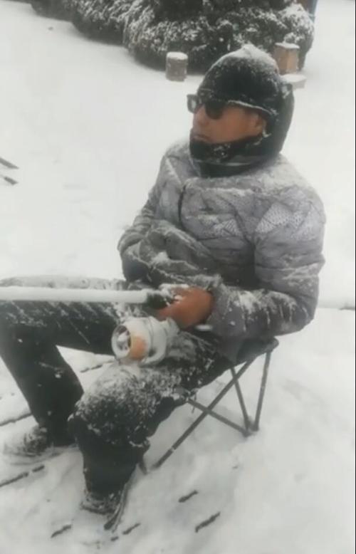 大连一男子顶着大雪钓鱼_邮局快递春节上班吗