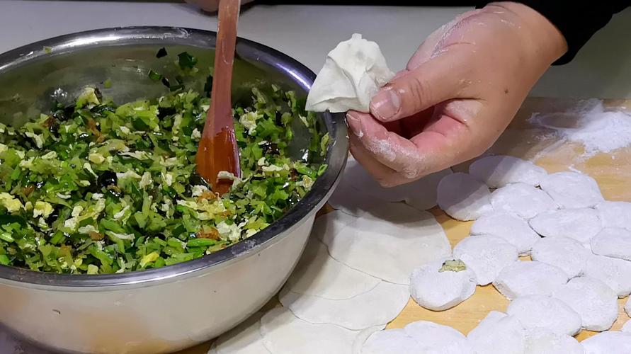 白萝卜饺子馅的做法_鸡蛋白萝卜饺子馅的做法